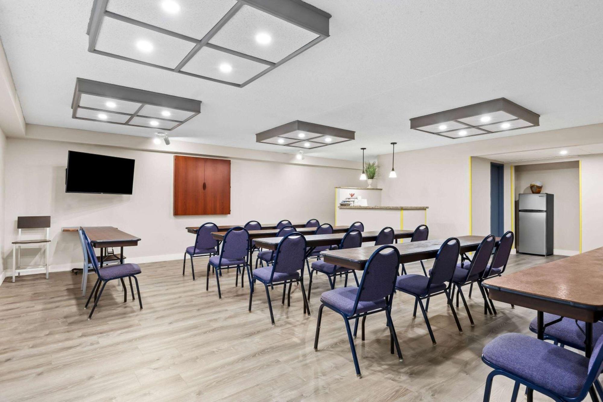 Days Inn & Suites By Wyndham Mesa Near Phoenix Extérieur photo