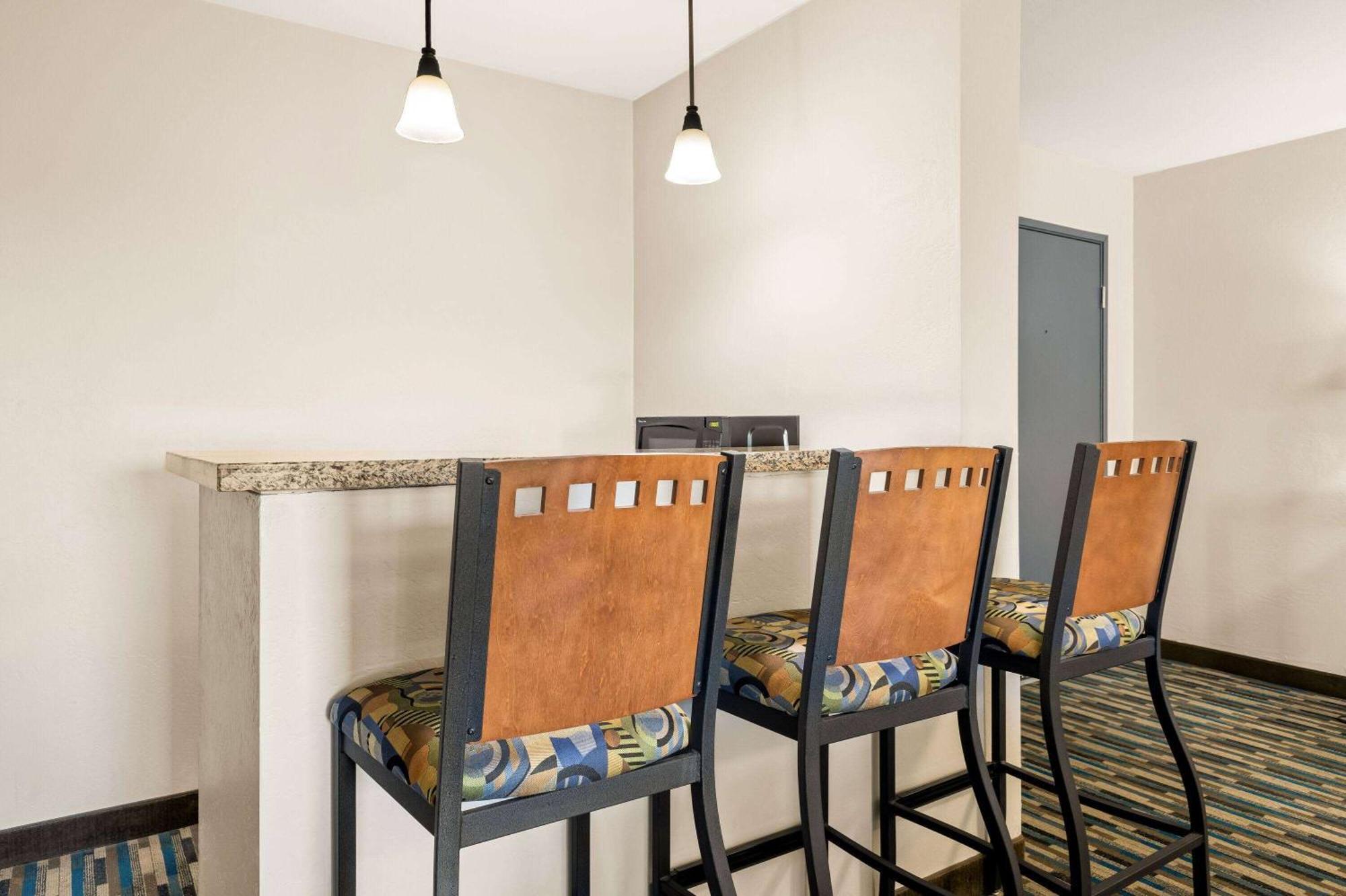 Days Inn & Suites By Wyndham Mesa Near Phoenix Extérieur photo