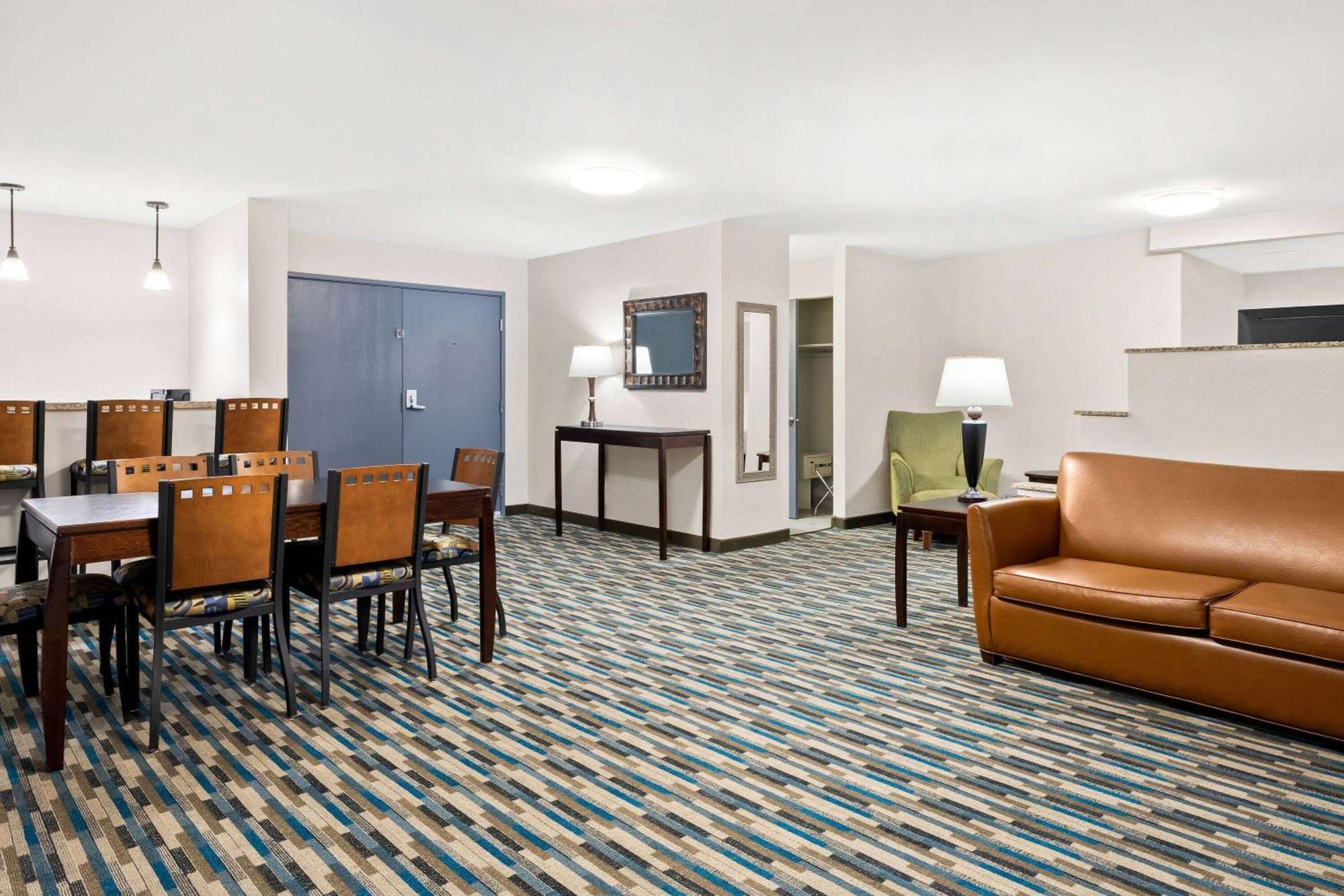 Days Inn & Suites By Wyndham Mesa Near Phoenix Extérieur photo