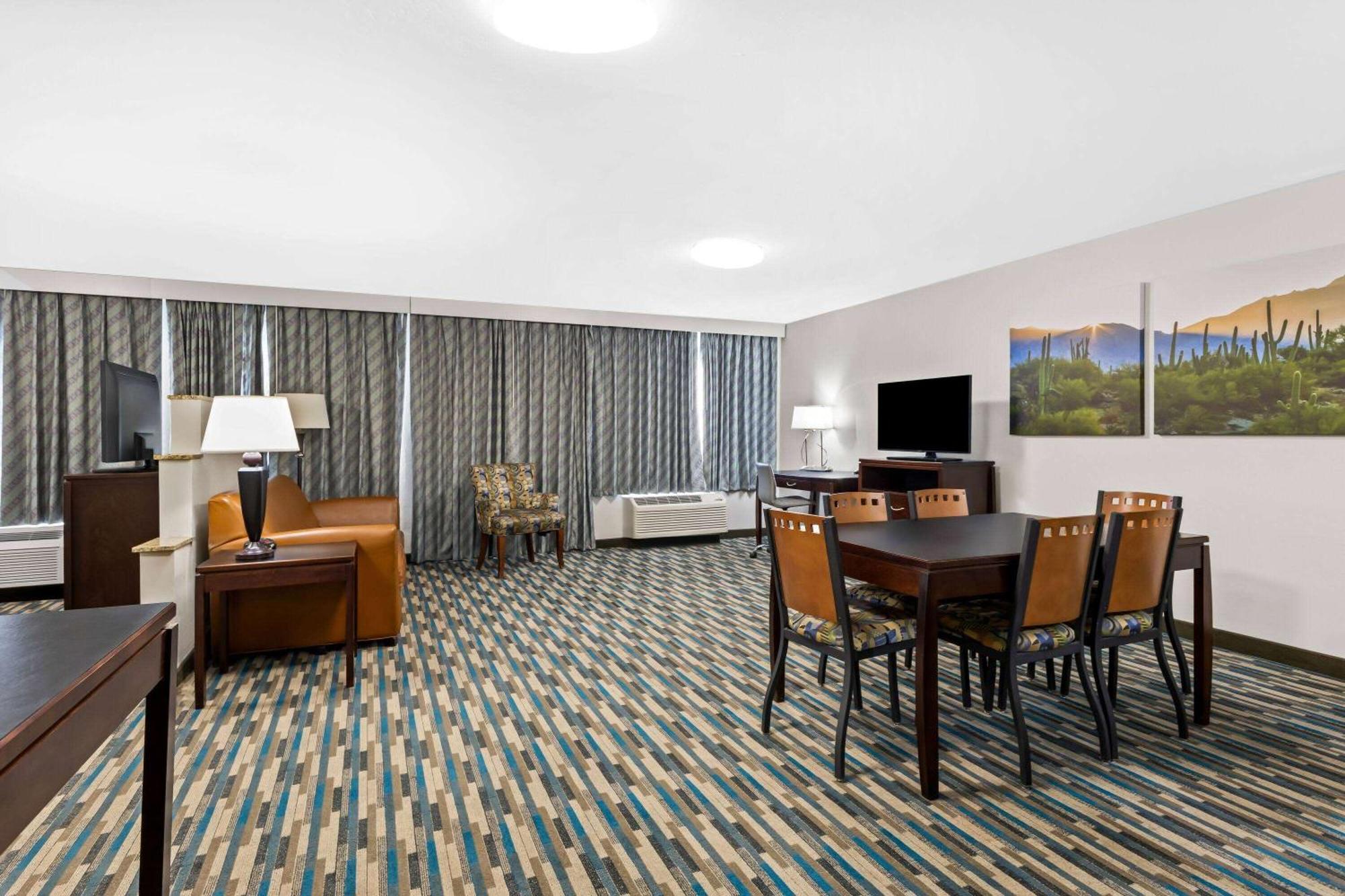 Days Inn & Suites By Wyndham Mesa Near Phoenix Extérieur photo