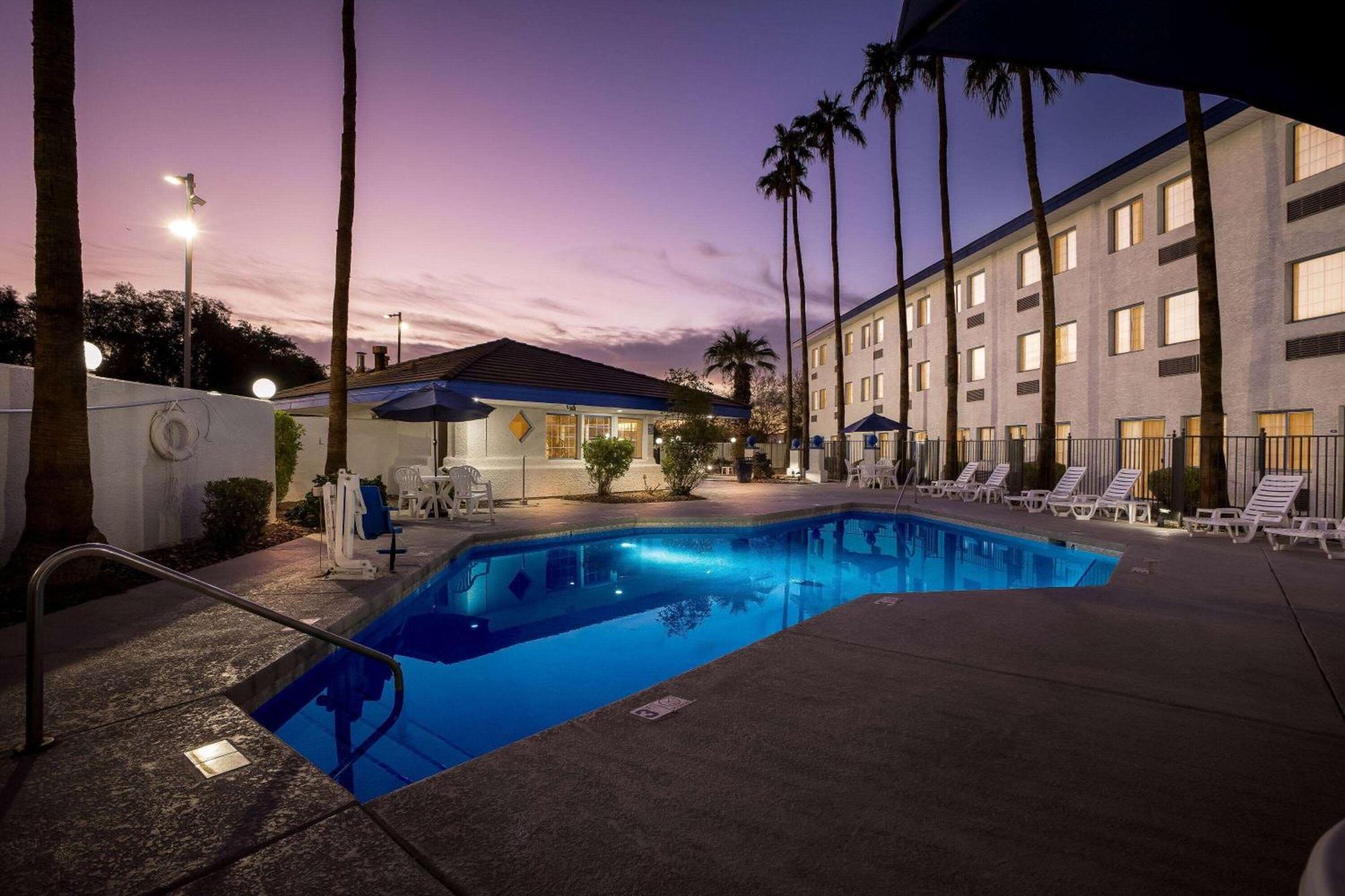 Days Inn & Suites By Wyndham Mesa Near Phoenix Extérieur photo