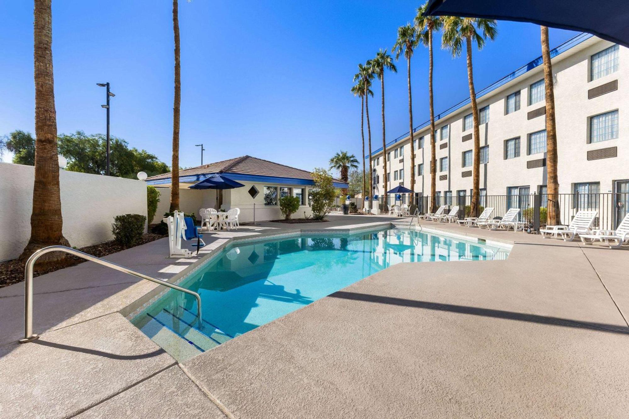 Days Inn & Suites By Wyndham Mesa Near Phoenix Extérieur photo