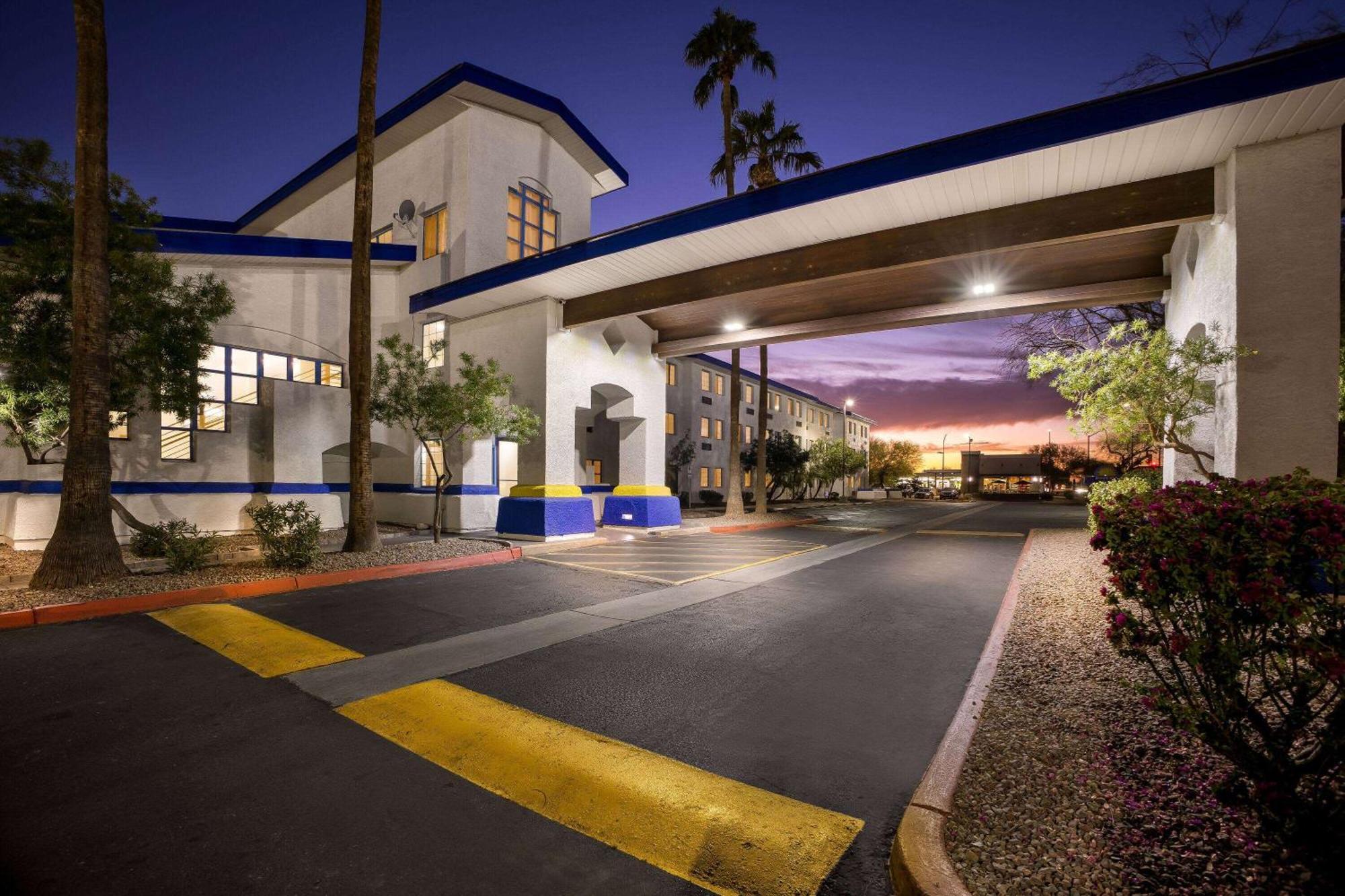 Days Inn & Suites By Wyndham Mesa Near Phoenix Extérieur photo