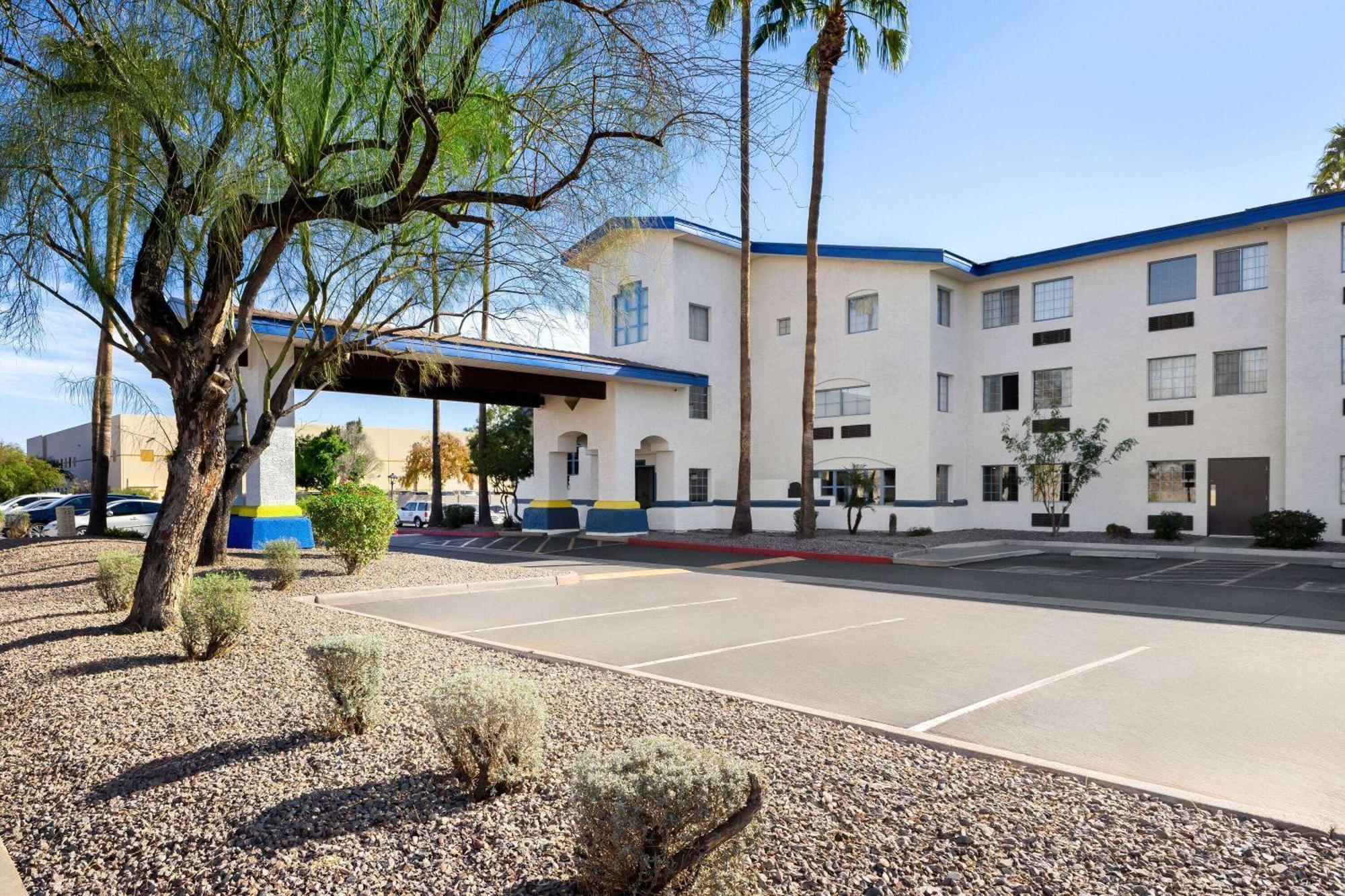 Days Inn & Suites By Wyndham Mesa Near Phoenix Extérieur photo
